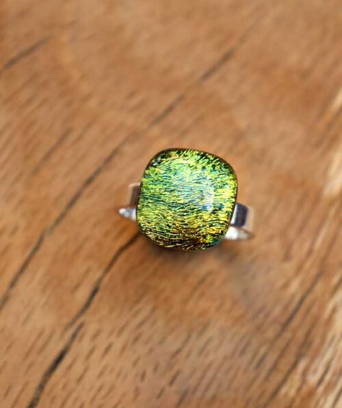 bague dorée verte