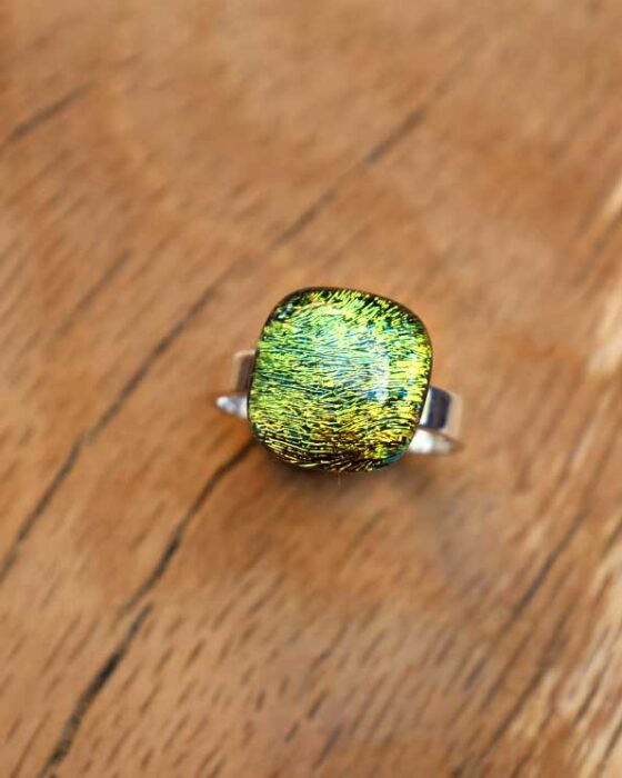 bague dorée verte