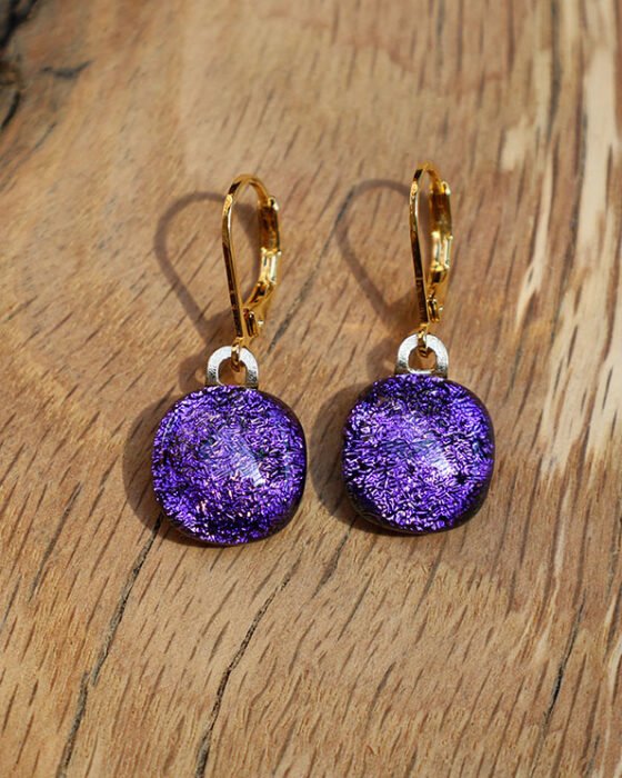 boucles-d-oreilles-pendantes-or-violettes