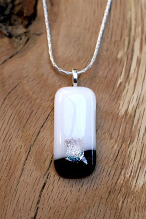 pendentif blanc noir et argent