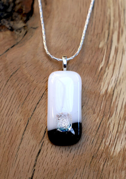 pendentif blanc noir et argent