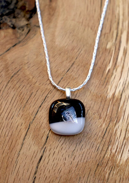 pendentif blanc noir et argent petit