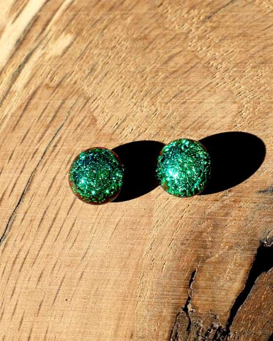 boucles-oreilles-clou-vert-dore-2